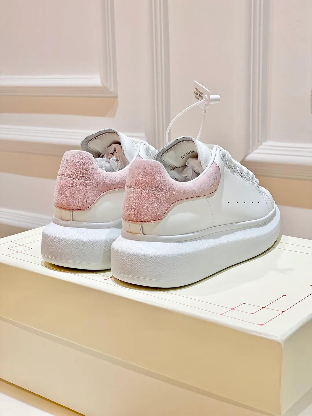 👟👟Ex-factory price 560👟👟 𝐀𝐥𝐞𝐱𝐚𝐧𝐝𝐞𝐫 𝐌𝐜𝐐𝐮𝐞𝐞𝐧A must-have for going out ~ full of confidence. McQueen white shoes are versatile and can instantly elongate your proportions. The long legs that fill the screen make you confident, sweet and cool, and can be controlled by both male and female gods, making you look better as you wear them. ⭐Shoe upper material: first-layer cowhide ⭐Shoe lining material: sheepskin ⭐Available sizes: 35-40, male 39-45 (female 40, male 45 customized)